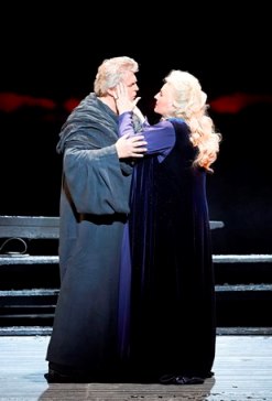 פטר זייפרט ולינדה ווטסון בהפקת "טריסטאן ואיזולדה" באופרה של וינה