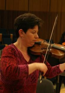 קתי דברצני בחזרה עם תזמורת הבארוק ירושלים, הבוקר. צילום: מקסים ריידר