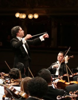 גוסטבו דודאמל מנצח על תזמורת 